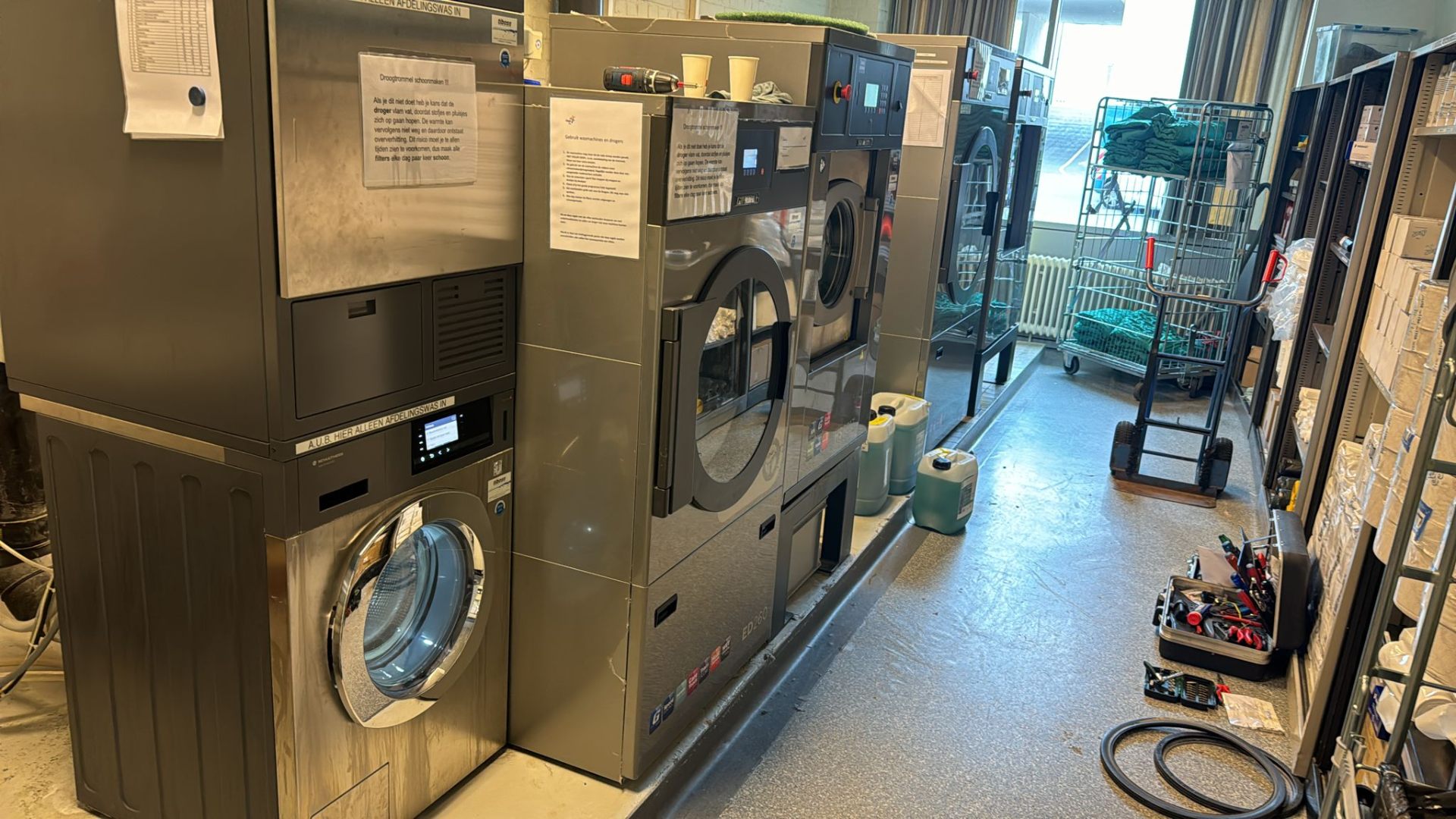 Werkplaats met wasmachines en gereedschap
